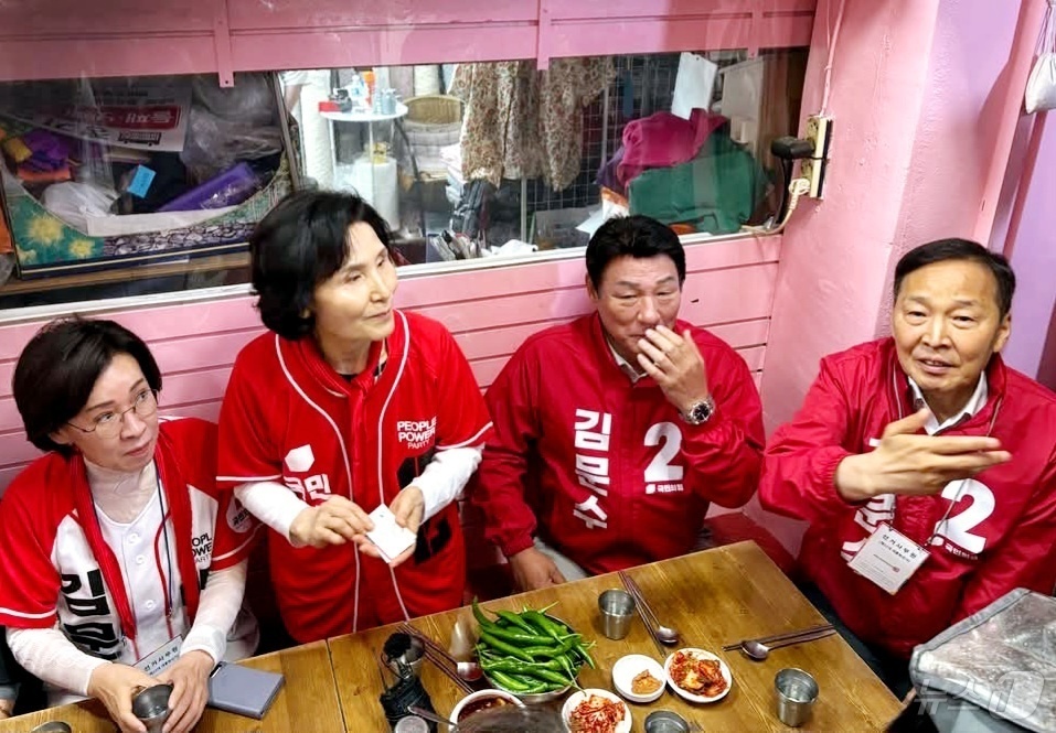 (대구=뉴스1) 남승렬 기자 = 김문수 국민의힘 대통령 후보 아내인 설난영 여사(왼쪽에서 두 번째)가 24일 오후 대구 중구 대신동 서문시장을 찾아 김 후보 지지를 호소한 뒤 식사 …