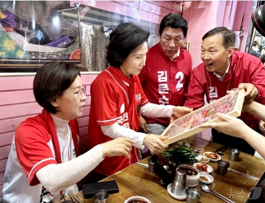 (대구=뉴스1) 남승렬 기자 = 김문수 국민의힘 대통령 후보 아내인 설난영 여사(왼쪽에서 두 번째)가 24일 오후 대구 중구 대신동 서문시장을 찾아 김 후보 지지를 호소한 뒤 식사 …