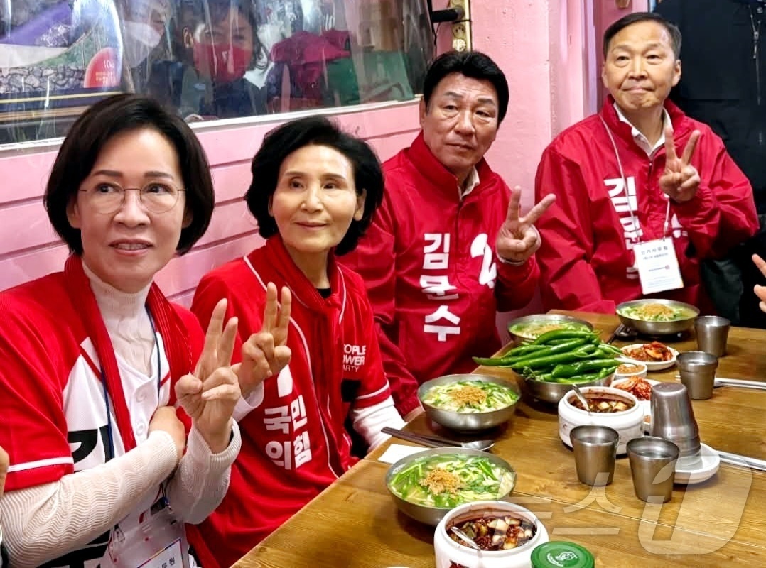 (대구=뉴스1) 남승렬 기자 = 김문수 국민의힘 대통령 후보 아내인 설난영 여사(왼쪽에서 두 번째)가 24일 오후 대구 중구 대신동 서문시장을 찾아 김 후보 지지를 호소한 뒤 식사 …