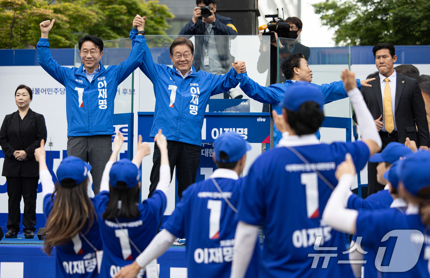 (시흥=뉴스1) 이재명 기자 = 이재명 더불어민주당 대통령 후보가 24일 오후 경기도 시흥시 배곧아브뉴프랑센트럴광장에서 열린 유세에서 손을 맞잡아 들어올리고 있다. 2025.5.2 …