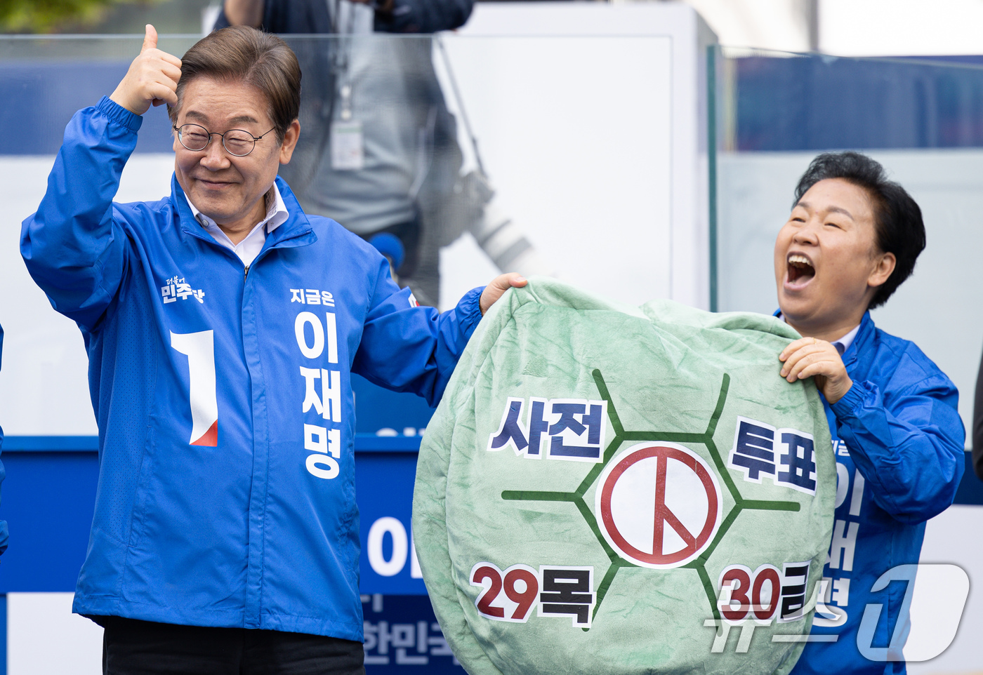 (시흥=뉴스1) 이재명 기자 = 이재명 더불어민주당 대통령 후보가 24일 오후 경기도 시흥시 배곧아브뉴프랑센트럴광장에서 사전투표 독려 퍼포먼스를 하고 있다. 2025.5.24/뉴스 …