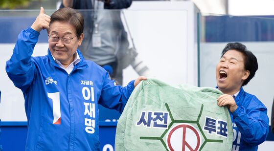 이재명 '사전투표 엄지 척'