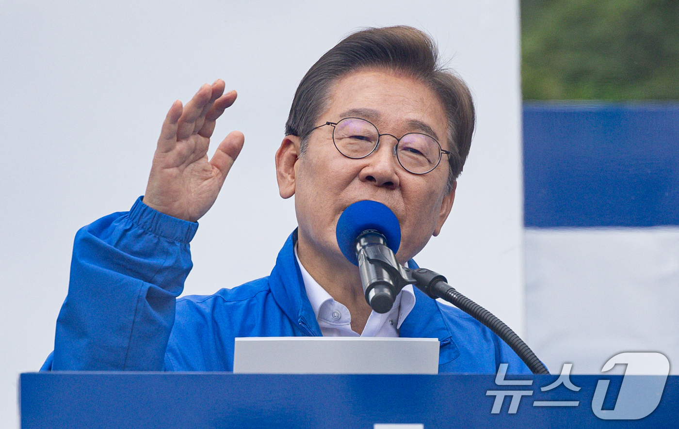 (시흥=뉴스1) 이재명 기자 = 이재명 더불어민주당 대통령 후보가 24일 오후 경기도 시흥시 배곧아브뉴프랑센트럴광장에서 시민들에게 지지를 호소하고 있다. 2025.5.24/뉴스1