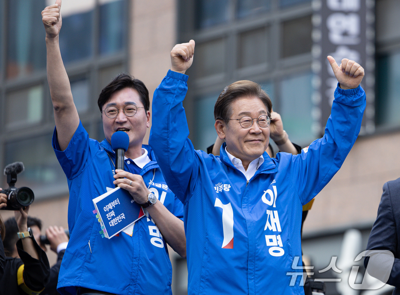 (시흥=뉴스1) 이재명 기자 = 이재명 더불어민주당 대통령 후보가 24일 오후 경기도 시흥시 배곧아브뉴프랑센트럴광장에서 열린 유세를 마친 후 시민들에게 인사하고 있다. 2025.5 …