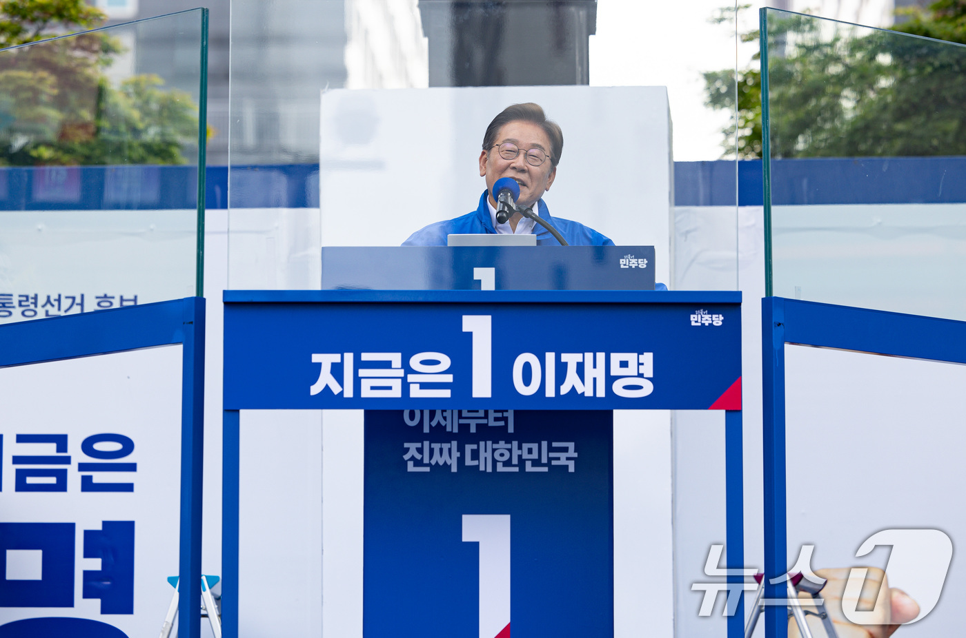 (시흥=뉴스1) 이재명 기자 = 이재명 더불어민주당 대통령 후보가 24일 오후 경기도 시흥시 배곧아브뉴프랑센트럴광장에서 시민들에게 지지를 호소하고 있다. 2025.5.24/뉴스1