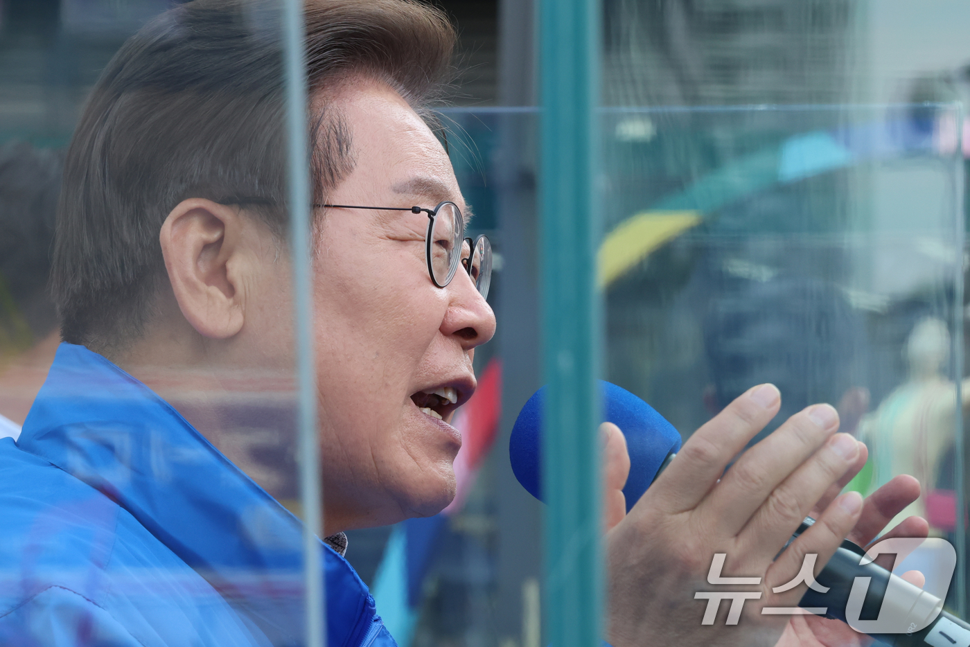 (시흥=뉴스1) 이재명 기자 = 이재명 더불어민주당 대통령 후보가 24일 오후 경기도 시흥시 배곧아브뉴프랑센트럴광장에서 시민들에게 지지를 호소하고 있다. (공동취재) 2025.5. …