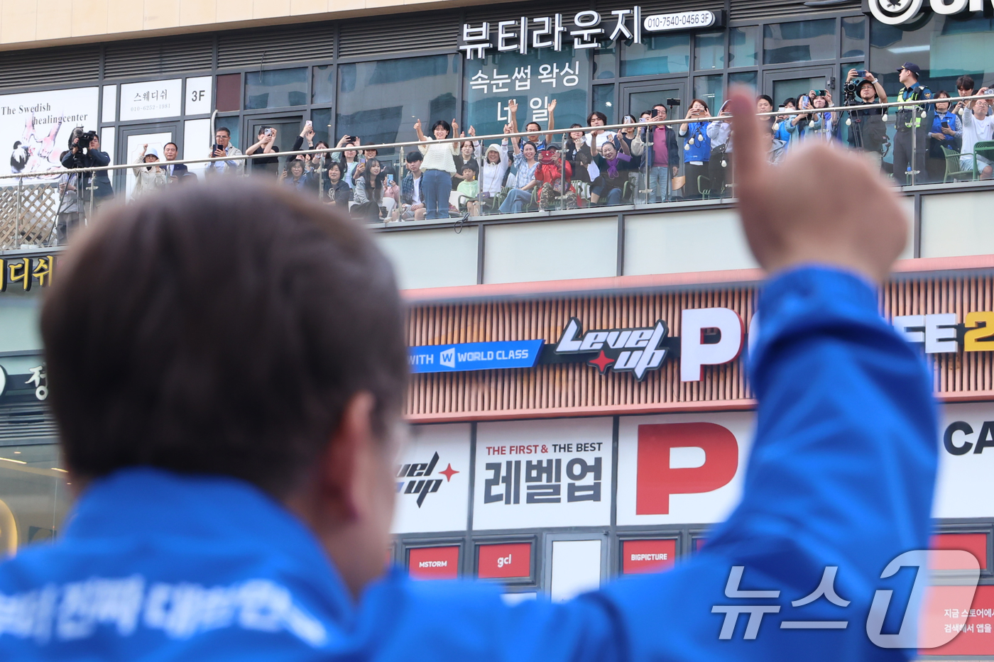 (시흥=뉴스1) 이재명 기자 = 이재명 더불어민주당 대통령 후보가 24일 오후 경기도 시흥시 배곧아브뉴프랑센트럴광장에서 시민들에게 지지를 호소하고 있다. (공동취재) 2025.5. …