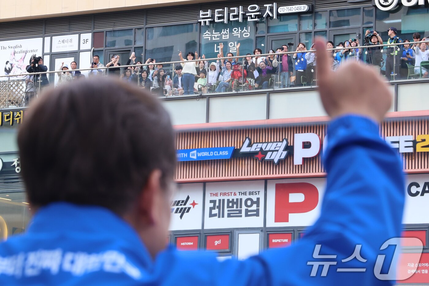 본문 이미지 - 이재명 더불어민주당 대통령 후보가 24일 오후 경기도 시흥시 배곧아브뉴프랑센트럴광장에서 시민들에게 지지를 호소하고 있다. (공동취재) 2025.5.24/뉴스1 ⓒ News1 이재명 기자