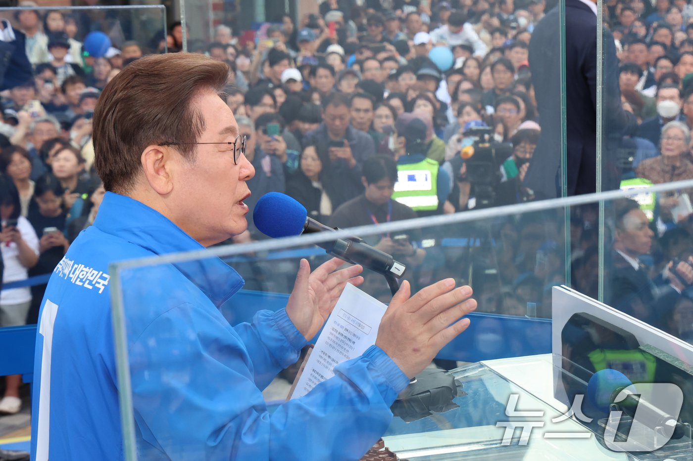 (시흥=뉴스1) 이재명 기자 = 이재명 더불어민주당 대통령 후보가 24일 오후 경기도 시흥시 배곧아브뉴프랑센트럴광장에서 시민들에게 지지를 호소하고 있다. (공동취재) 2025.5. …