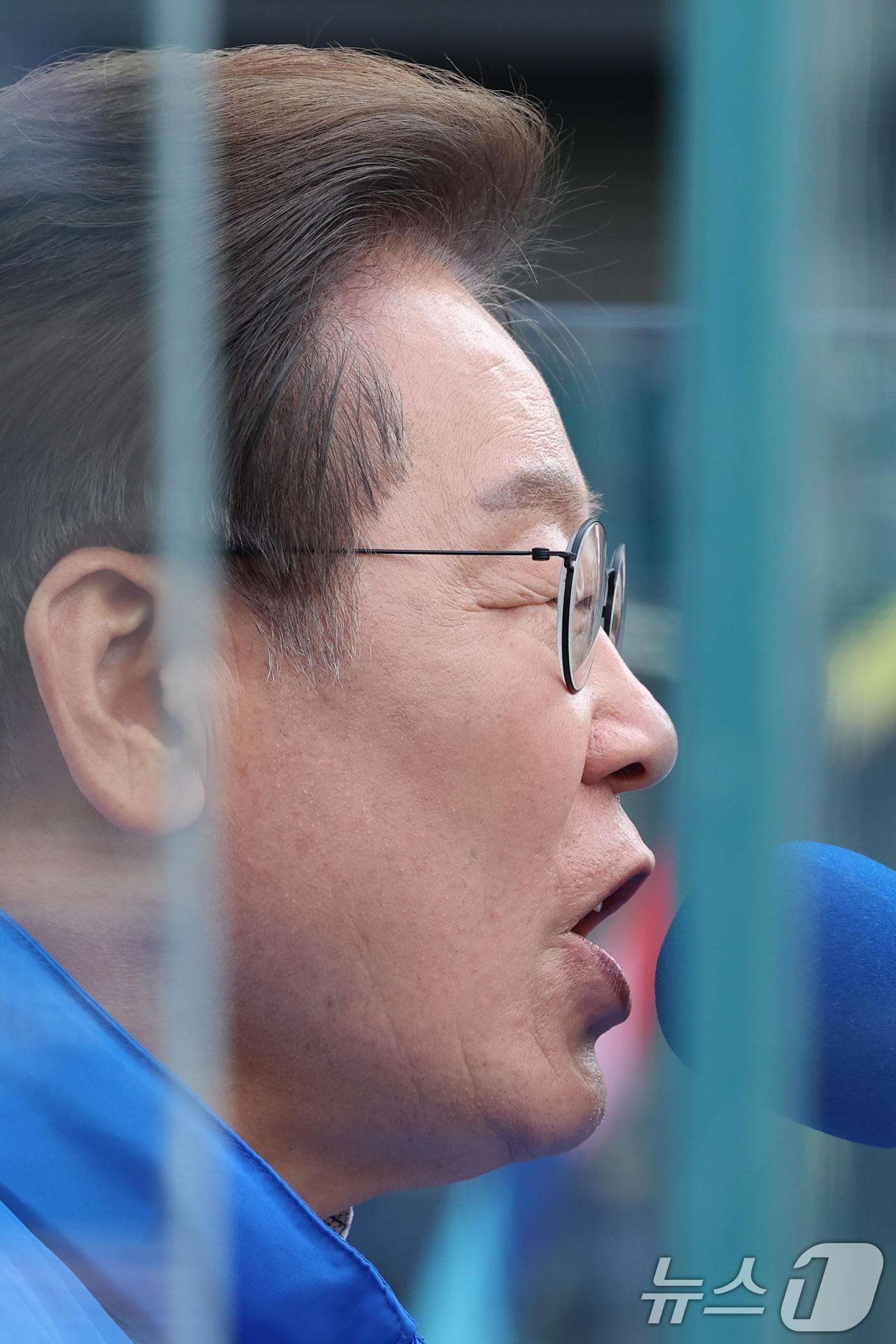 (시흥=뉴스1) 이재명 기자 = 이재명 더불어민주당 대통령 후보가 24일 오후 경기도 시흥시 배곧아브뉴프랑센트럴광장에서 시민들에게 지지를 호소하고 있다. (공동취재) 2025.5. …