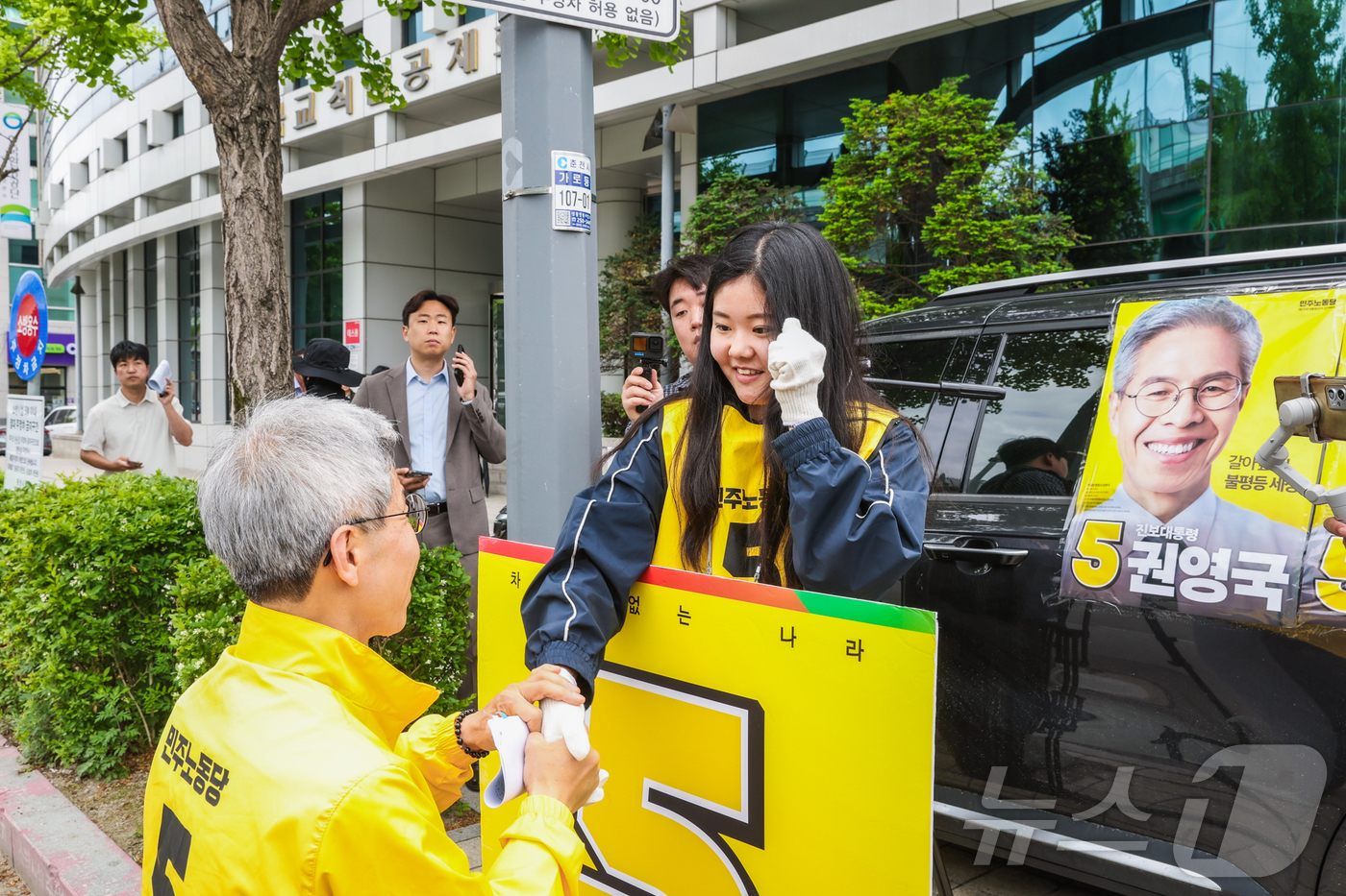 (춘천=뉴스1) 이종재 기자 = 권영국 민주노동당 대통령 후보가 24일 강원도 춘천 거리에서 선거운동원들과 인사를 나누고 있다. (민주노동당 제공. 재판매 및 DB금지) 2025. …