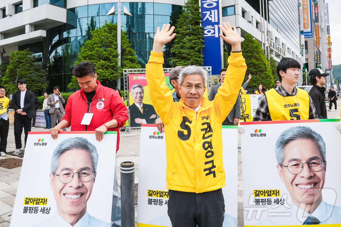 (춘천=뉴스1) 이종재 기자 = 권영국 민주노동당 대통령 후보가 24일 강원도 춘천을 찾아 지지를 호소하고 있다. (민주노동당 제공. 재판매 및 DB금지) 2025.5.24/뉴스1 …