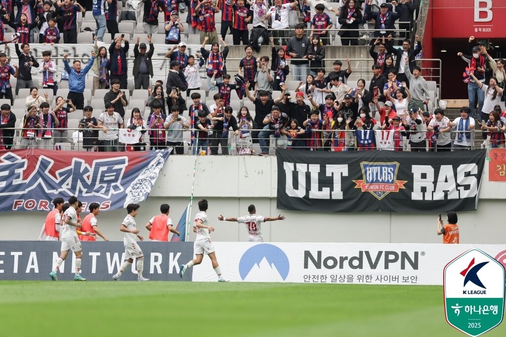 본문 이미지 - FC서울과 수원FC는 24일 서울월드컵경기장에서 열린 하나은행 K리그1 2025 15라운드 경기에서 1-1로 비겼다. (한국프로축구연맹 제공)