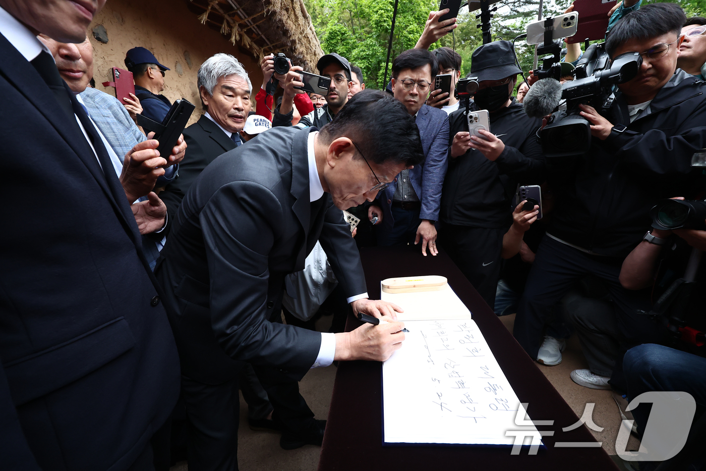 (구미=뉴스1) 김민지 기자 = 김문수 국민의힘 대통령 후보가 24일 경북 구미시 박정희 전 대통령 생가를 찾아 참배를 마치고 방명록을 작성하고 있다. 2025.5.24/뉴스1