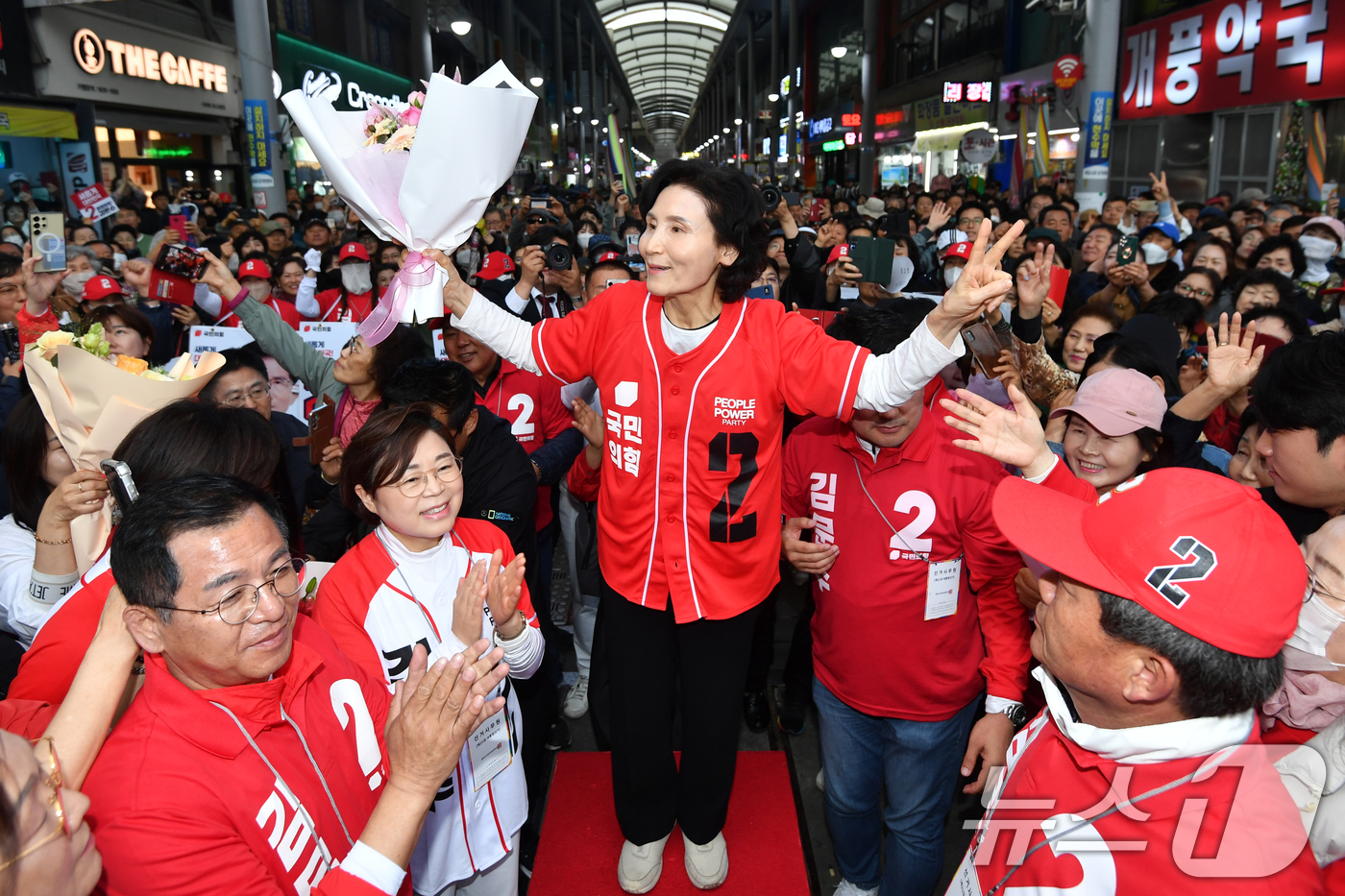 (포항=뉴스1) 최창호 기자 = 김문수 국민의힘 대통령 후보 배우자 설난영 여사가 24일 경북 포항시 죽도시장 입구에서 지지자들로부터 꽃다발을 받은 후 감사 인사를 하고 있다. …