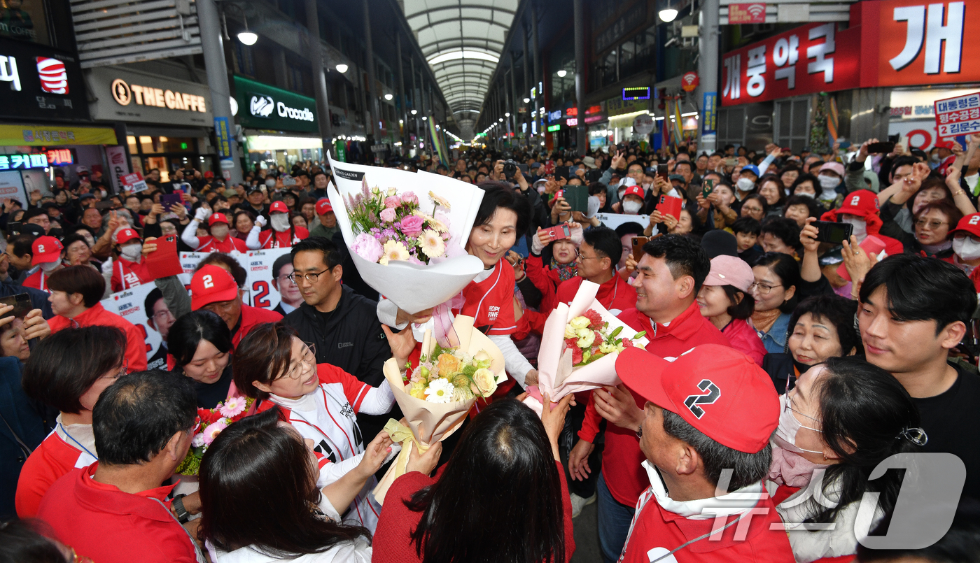 (포항=뉴스1) 최창호 기자 = 김문수 국민의힘 대통령 후보 배우자 설난영 여사가 24일 경북 포항시 죽도시장 입구에서 지지자들로부터 꽃다발을 받고 있다.  2025.5.24/뉴스 …
