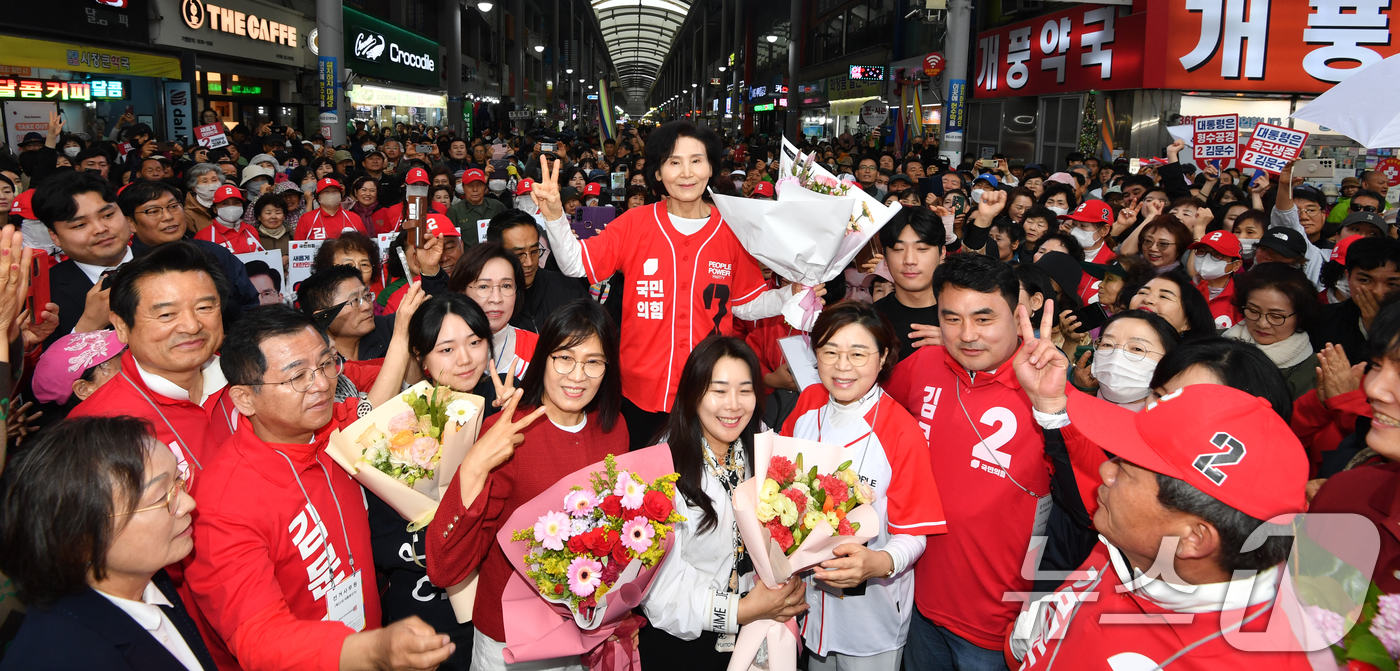 (포항=뉴스1) 최창호 기자 = 김문수 국민의힘 대통령 후보 배우자 설난영 여사가 24일 경북 포항시 죽도시장 입구에서 지지자들과 함께 기념 촬영을 하고 있다. 2025.5.24/ …