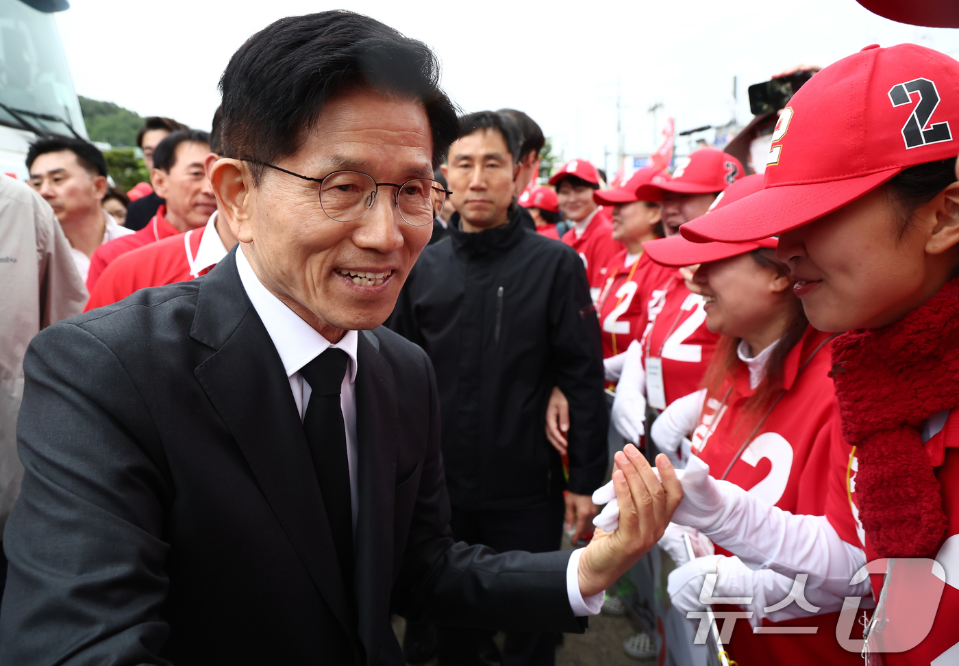 (구미=뉴스1) 김민지 기자 = 김문수 국민의힘 대통령 후보가 24일 경북 구미시 박정희 전 대통령 생가 인근에서 집중유세를 마치고 선거운동원들과 인사하고 있다. 2025.5.24 …