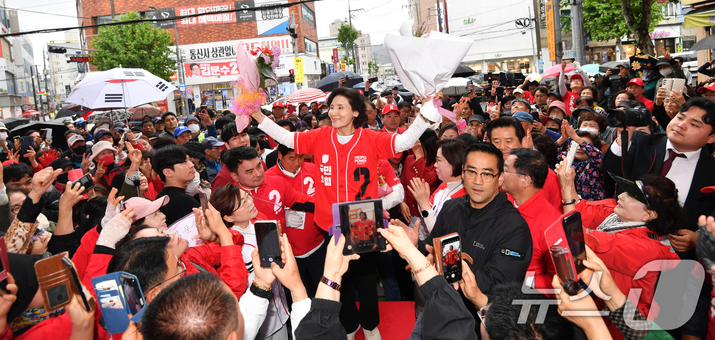 (포항=뉴스1) 최창호 기자 = 김문수 국민의힘 대통령 후보 배우자 설난영 여사가 24일 경북 포항시 죽도시장 입구에서 지지자들의 열열한 환영을 받고 있다. 2025.5.24/뉴스 …