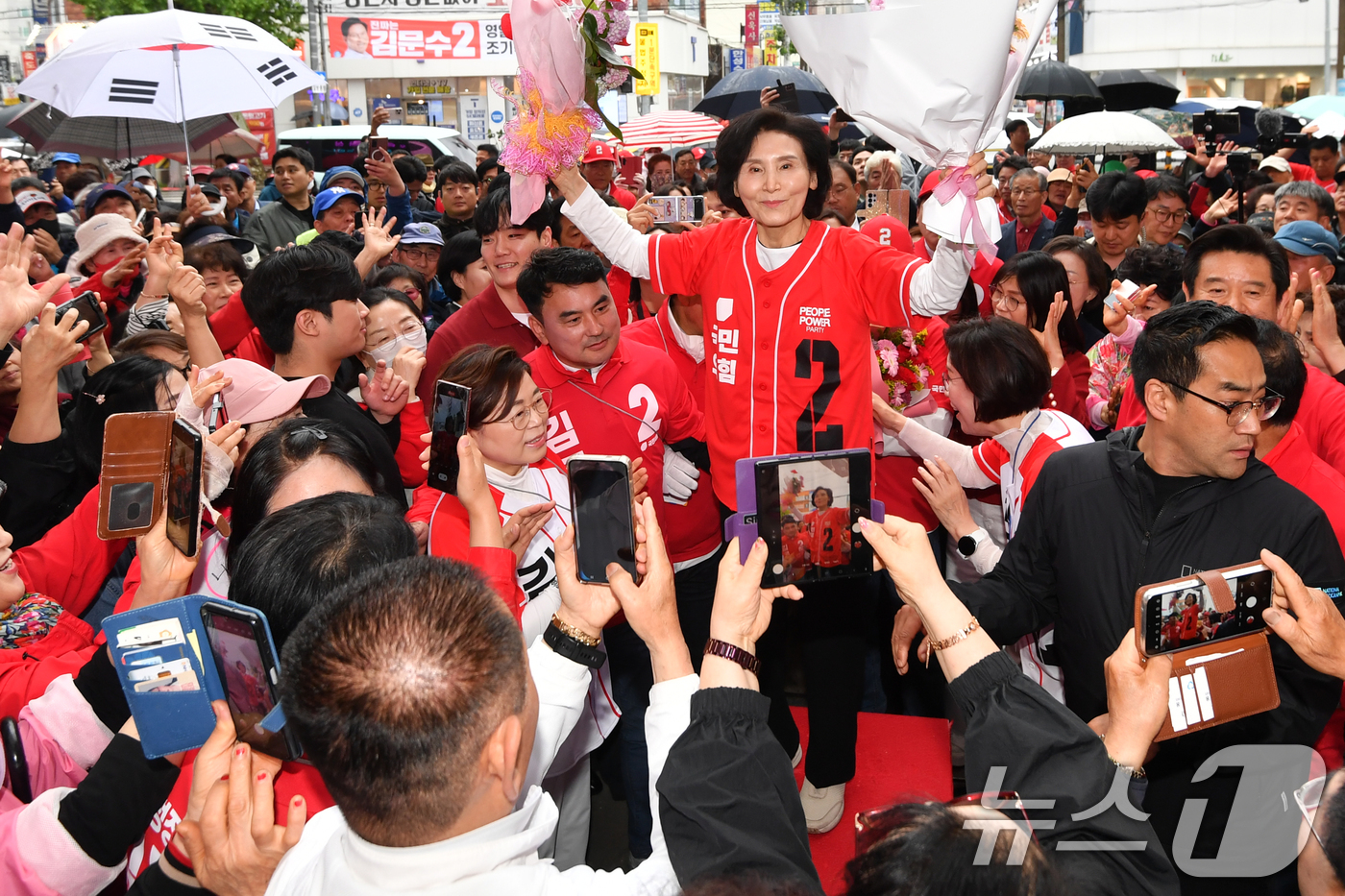 (포항=뉴스1) 최창호 기자 = 김문수 국민의힘 대통령 후보 배우자 설난영 여사가 24일 경북 포항시 죽도시장 입구에서 지지자들의 열열한 환영을 받고 있다. 2025.5.24/뉴스 …