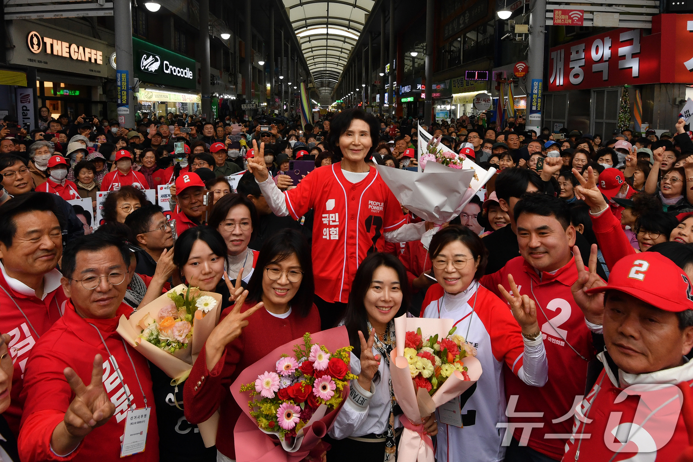 (포항=뉴스1) 최창호 기자 = 김문수 국민의힘 대통령 후보 배우자 설난영 여사가 24일 경북 포항시 죽도시장 입구에서 지지자들과 함께 기념 촬영을 하고 있다. 2025.5.24/ …