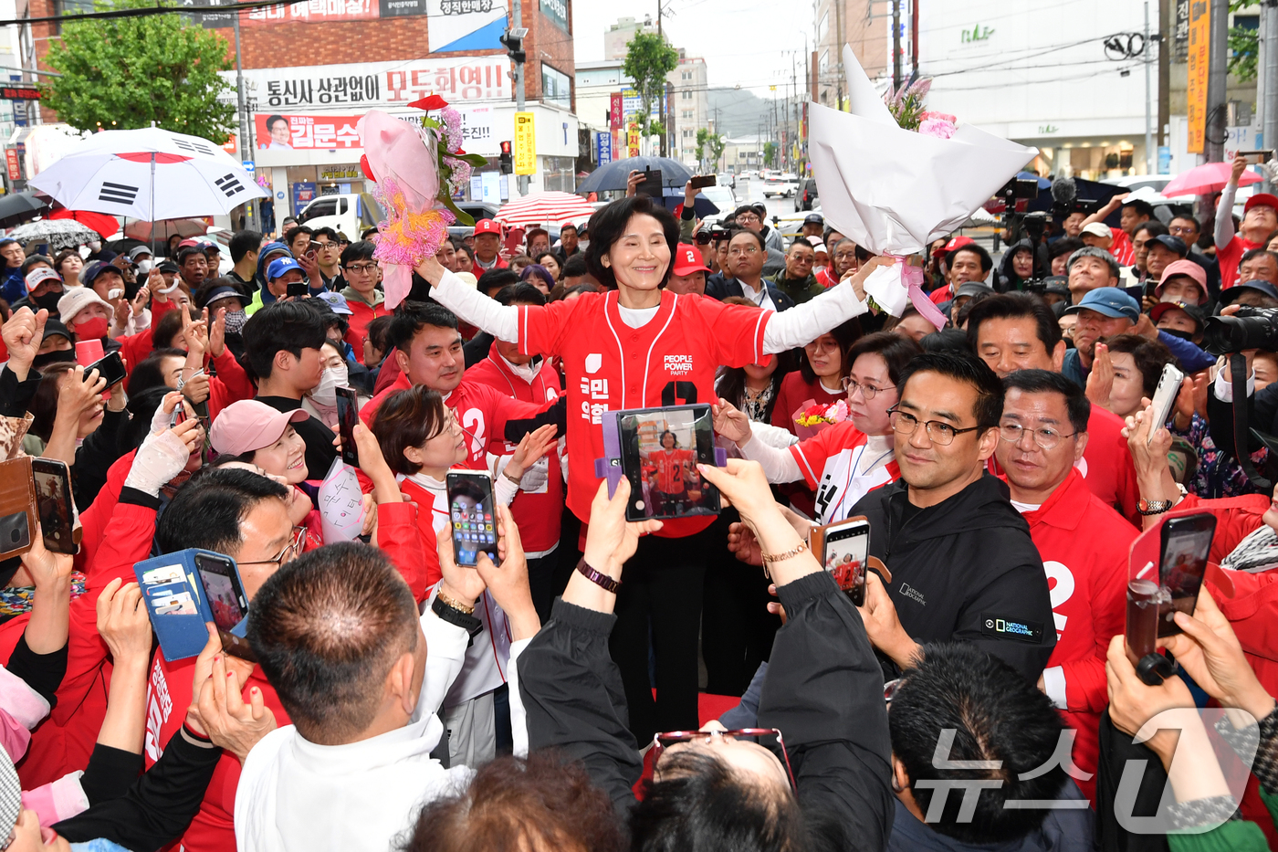 (포항=뉴스1) 최창호 기자 = 김문수 국민의힘 대통령 후보 배우자 설난영 여사가 24일 경북 포항시 죽도시장 입구에서 지지자들의 열열한 환영을 받고 있다. 2025.5.24/뉴스 …