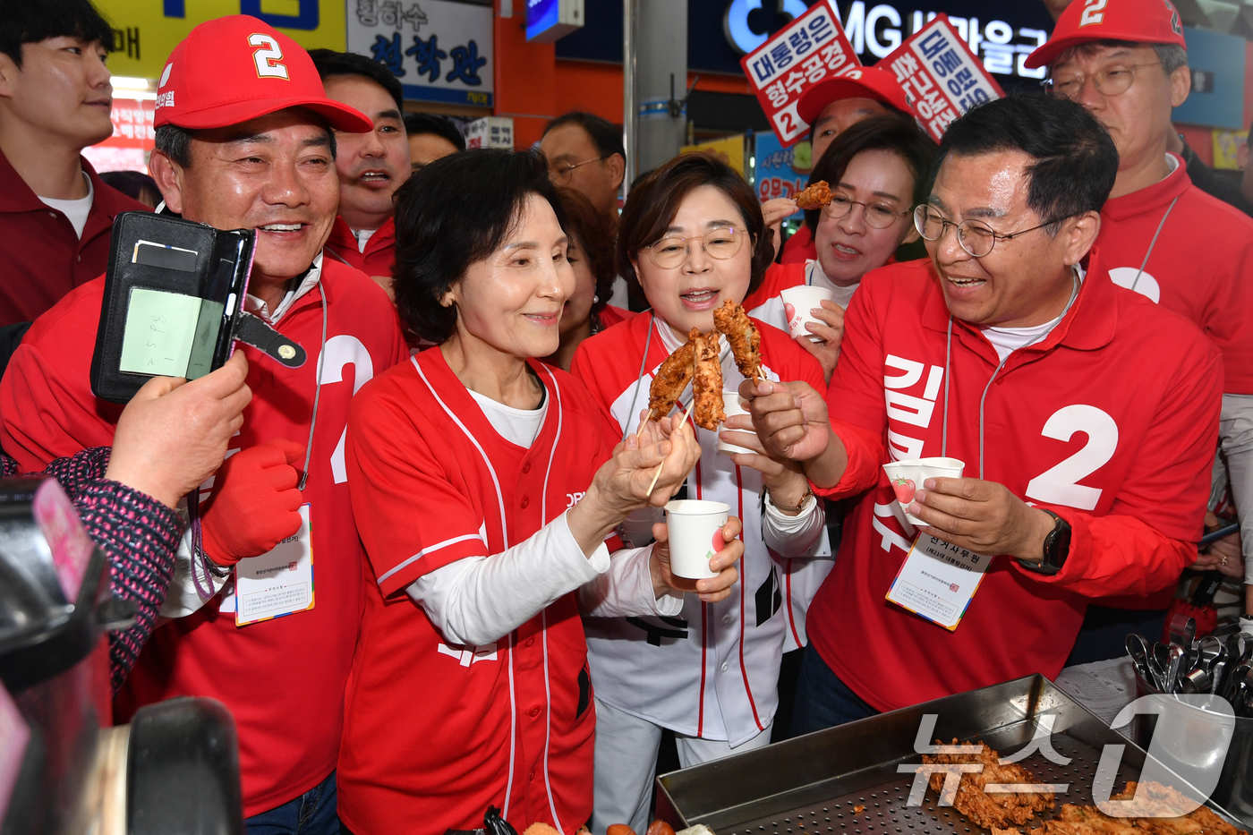 (포항=뉴스1) 최창호 기자 = 김문수 국민의힘 대통령 후보 배우자 설난영 여사가 24일 오후 경북 포항시 죽도시장을 방문한 자리에서 김정재(포항·북), 이상휘(포항남·울릉) 의원 …