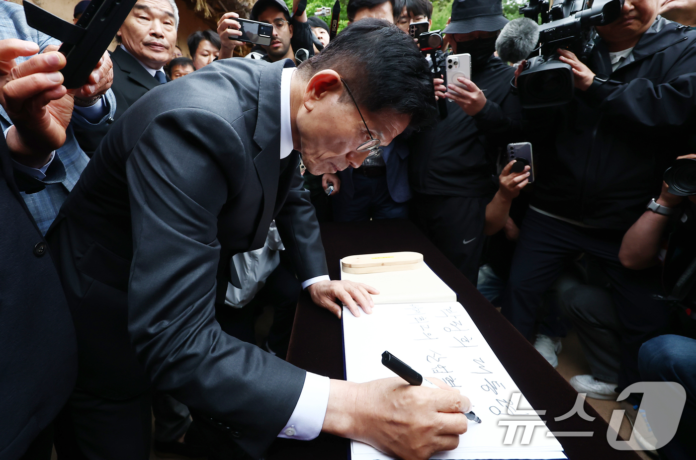 (구미=뉴스1) 김민지 기자 = 김문수 국민의힘 대통령 후보가 24일 경북 구미시 박정희 전 대통령 생가를 찾아 참배를 마치고 방명록을 작성하고 있다. 2025.5.24/뉴스1