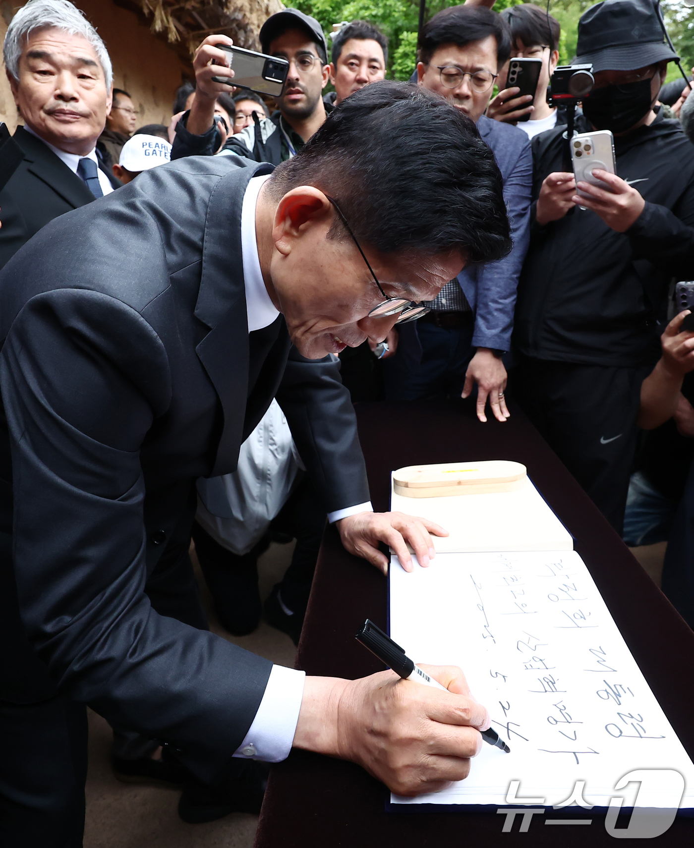 (구미=뉴스1) 김민지 기자 = 김문수 국민의힘 대통령 후보가 24일 경북 구미시 박정희 전 대통령 생가를 찾아 참배를 마치고 방명록을 작성하고 있다. 2025.5.24/뉴스1