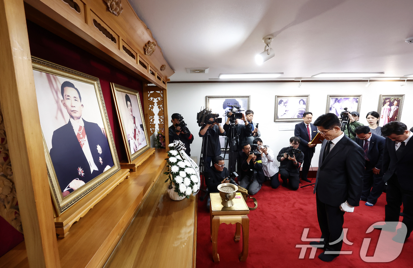 (구미=뉴스1) 김민지 기자 = 김문수 국민의힘 대통령 후보가 24일 경북 구미시 박정희 전 대통령 생가를 찾아 묵념하고 있다. 2025.5.24/뉴스1