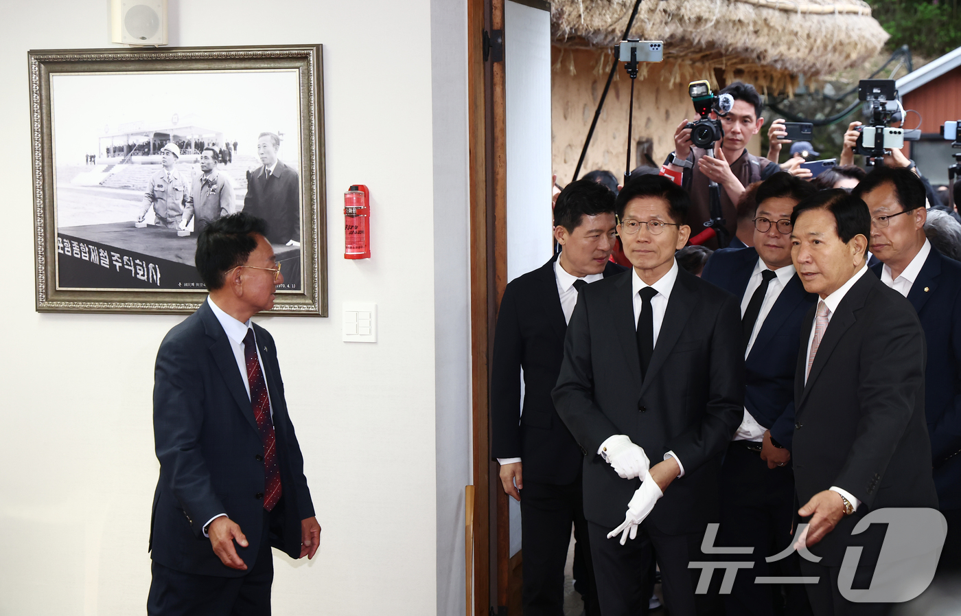 (구미=뉴스1) 김민지 기자 = 김문수 국민의힘 대통령 후보가 24일 경북 구미시 박정희 전 대통령 생가를 찾아 참배를 위해 발걸음을 옮기고 있다. 2025.5.24/뉴스1