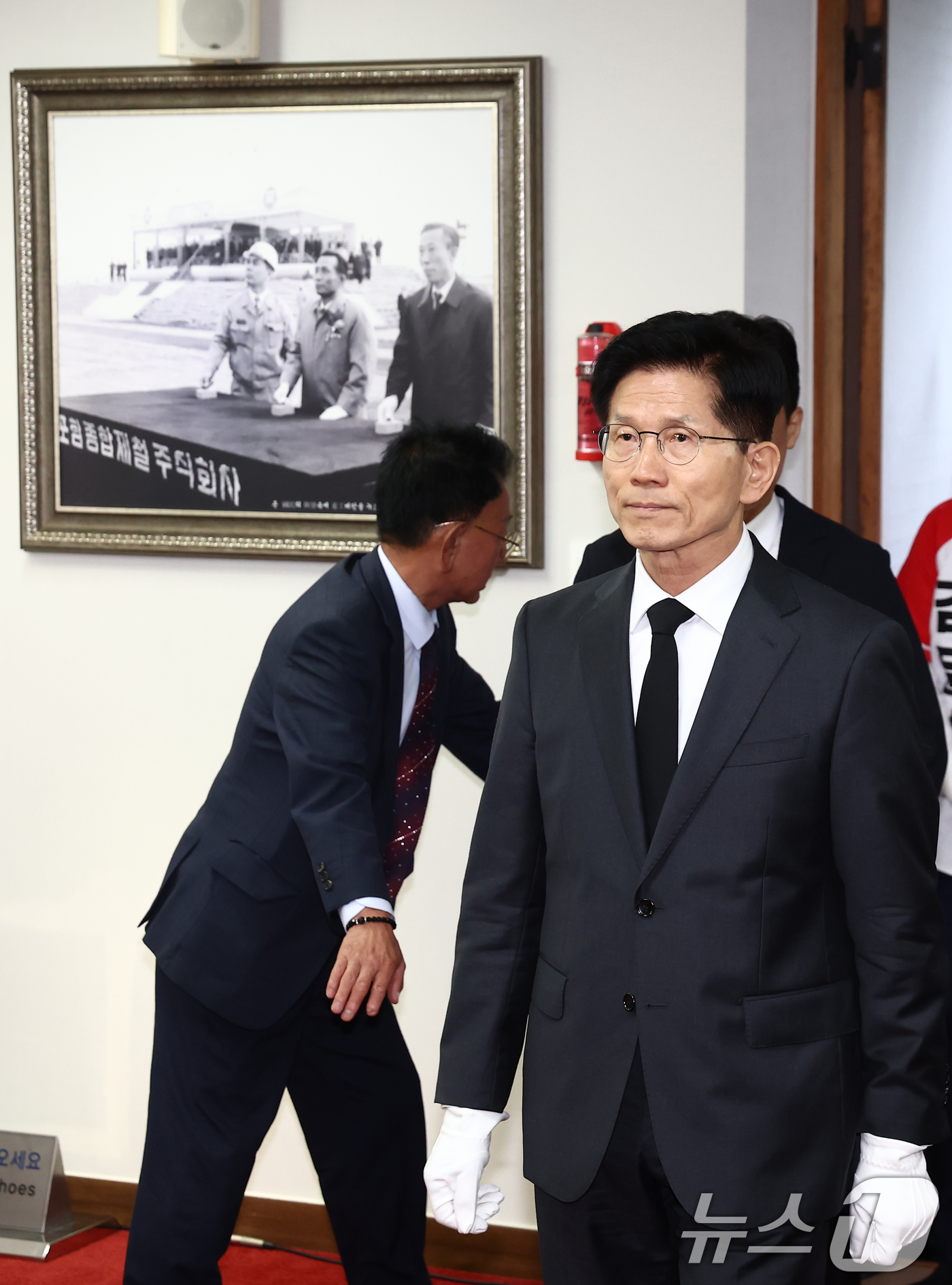 (구미=뉴스1) 김민지 기자 = 김문수 국민의힘 대통령 후보가 24일 경북 구미시 박정희 전 대통령 생가에서 참배를 위해 발걸음을 옮기고 있다. 2025.5.24/뉴스1