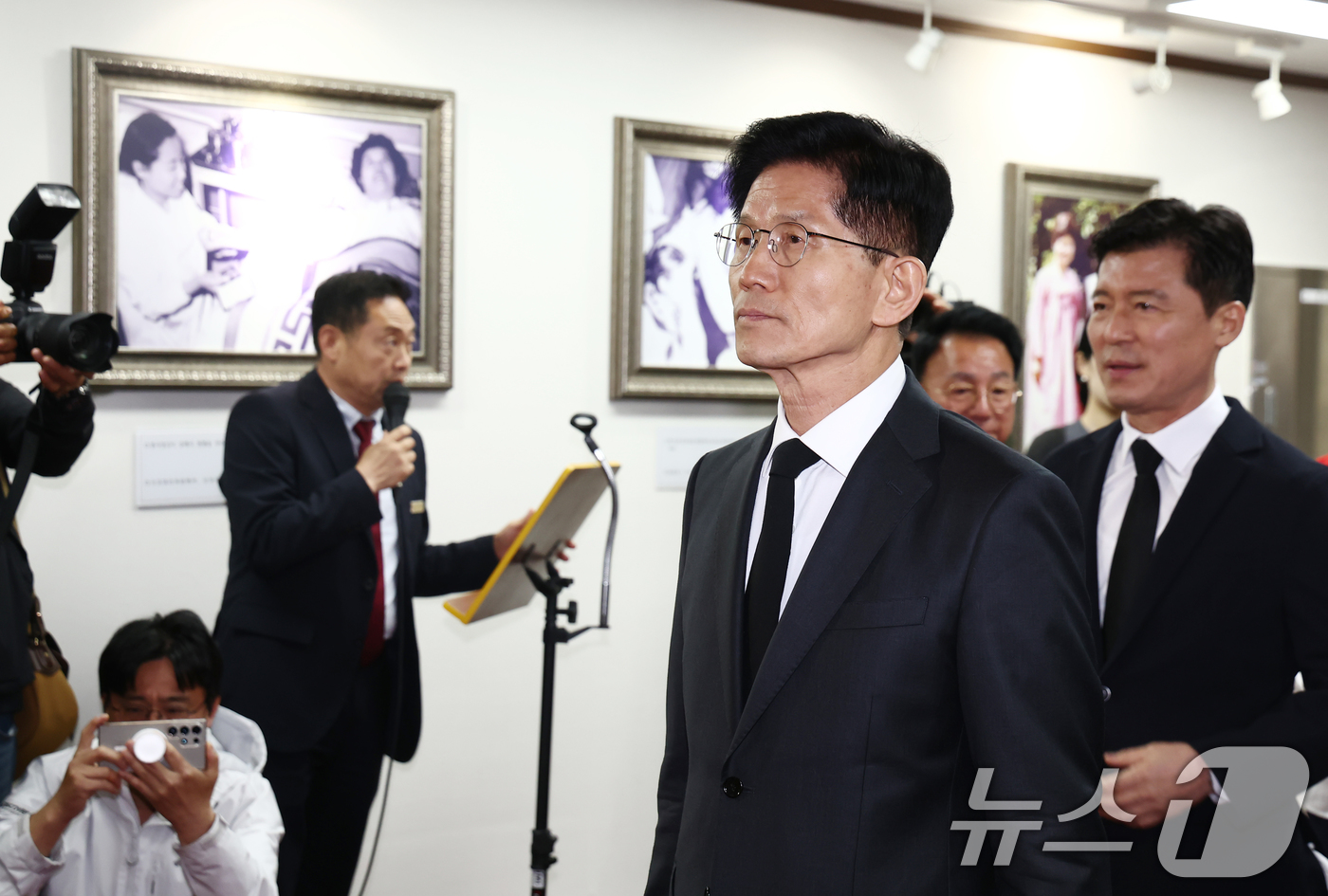 (구미=뉴스1) 김민지 기자 = 김문수 국민의힘 대통령 후보가 24일 경북 구미시 박정희 전 대통령 생가를 찾아 참배하고 있다. 2025.5.24/뉴스1