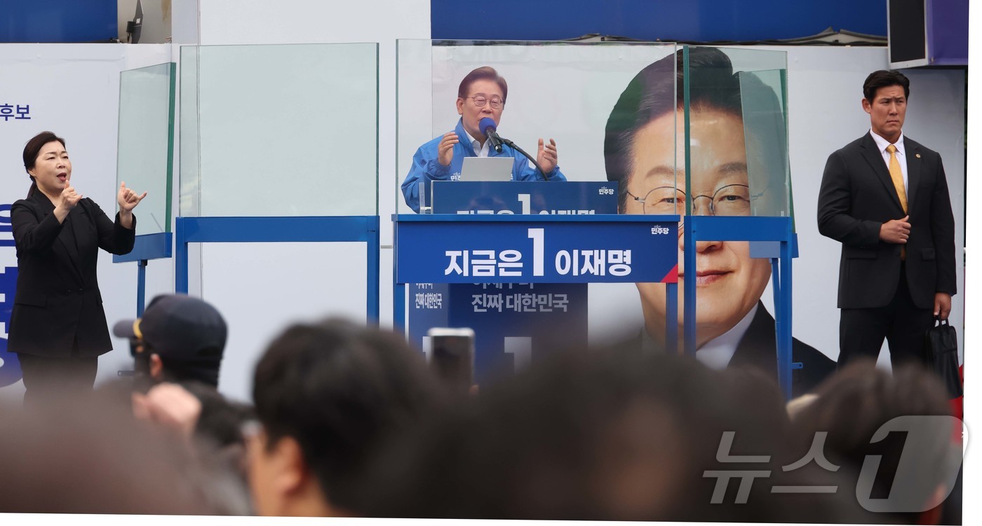 (시흥=뉴스1) 이재명 기자 = 이재명 더불어민주당 대선 후보가 24일 경기 시흥 배곧아브뉴프랑 센트럴광장에서 열린 유세에서 시민들에게 지지를 호소하고 있다. (공동취재) 2025 …