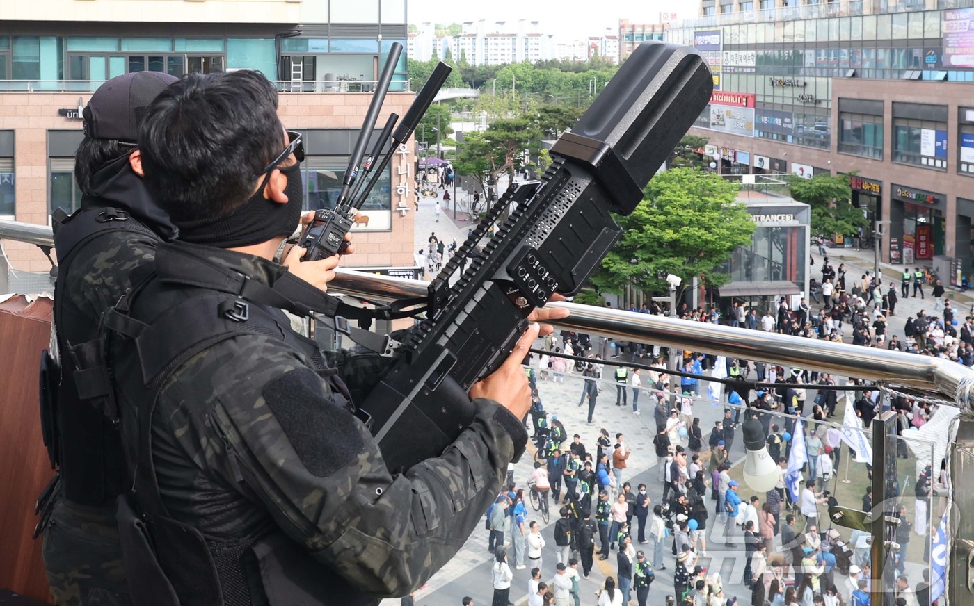 (시흥=뉴스1) 이재명 기자 = 이재명 더불어민주당 대선 후보가 24일 경기 시흥 배곧아브뉴프랑 센트럴광장에서 유세를 하고 있는 가운데 드론재밍건을 든 경찰특공대가 경계근무를 서고 …