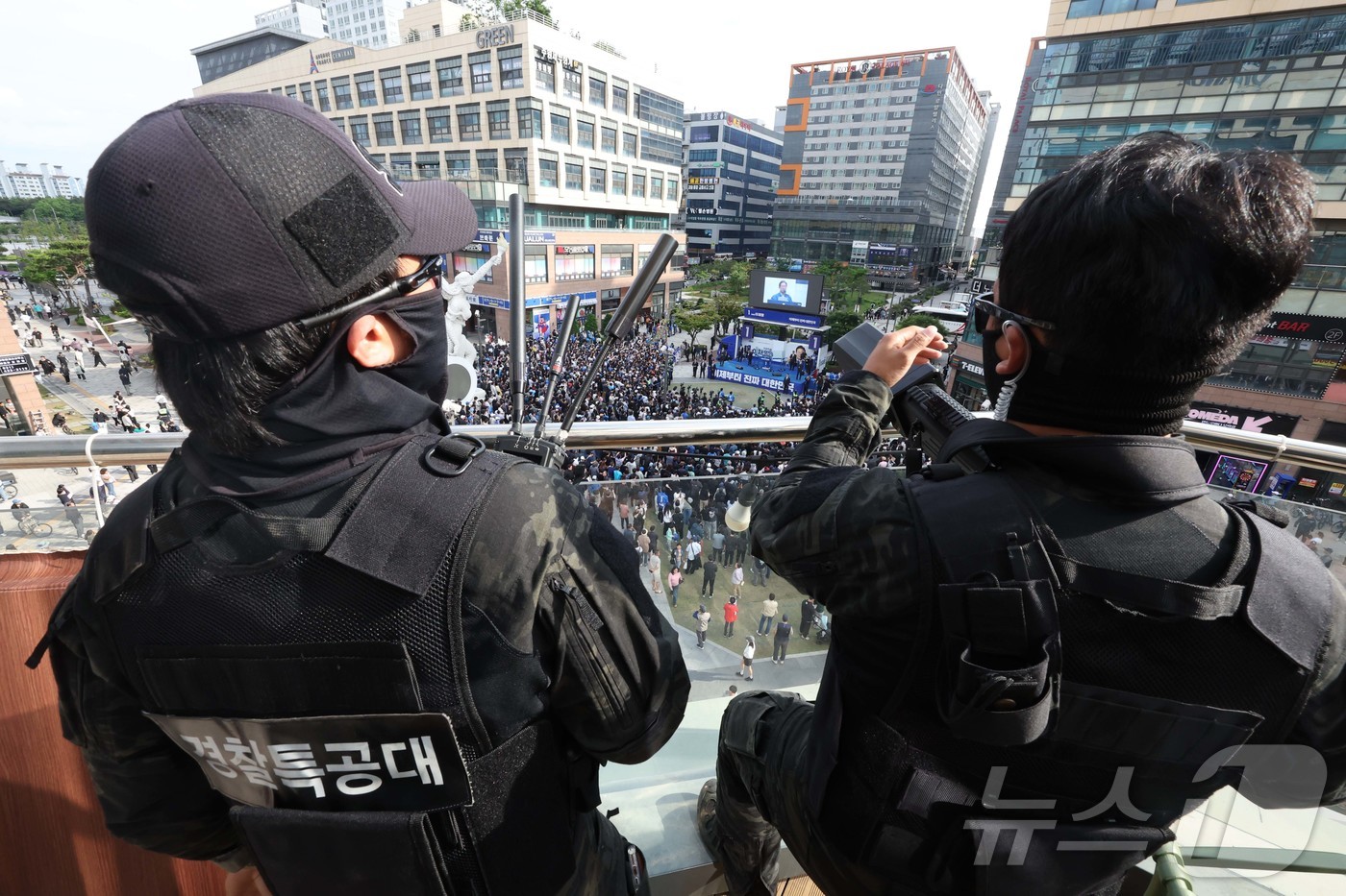 (시흥=뉴스1) 이재명 기자 = 이재명 더불어민주당 대선 후보가 24일 경기 시흥 배곧아브뉴프랑 센트럴광장에서 유세를 하고 있는 가운데 드론재밍건을 든 경찰특공대가 경계근무를 서고 …