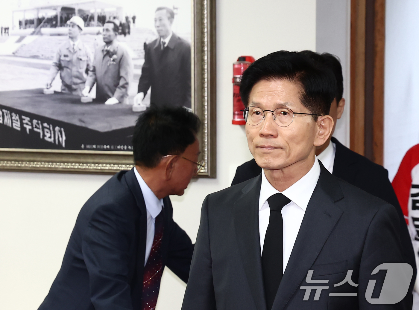 (구미=뉴스1) 김민지 기자 = 김문수 국민의힘 대통령 후보가 24일 경북 구미시 박정희 전 대통령 생가를 찾아 참배하기 위해 들어서고 있다. 2025.5.24/뉴스1