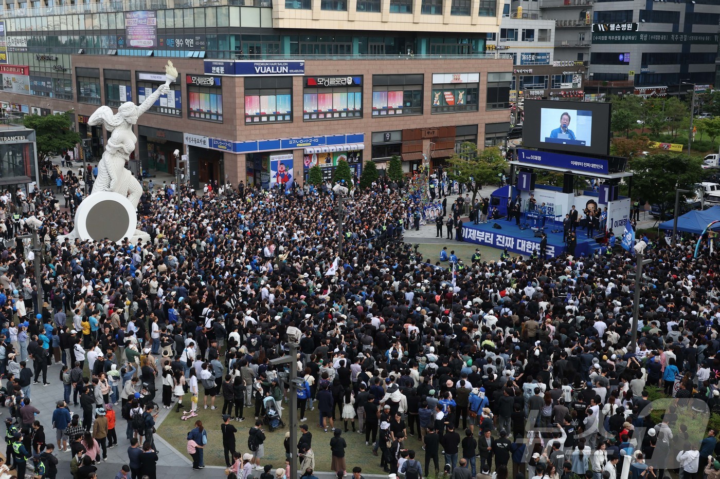 (시흥=뉴스1) 이재명 기자 = 이재명 더불어민주당 대선 후보가 24일 경기 시흥 배곧아브뉴프랑 센트럴광장에서 유세를 하고 있다. (공동취재) 2025.5.24/뉴스1