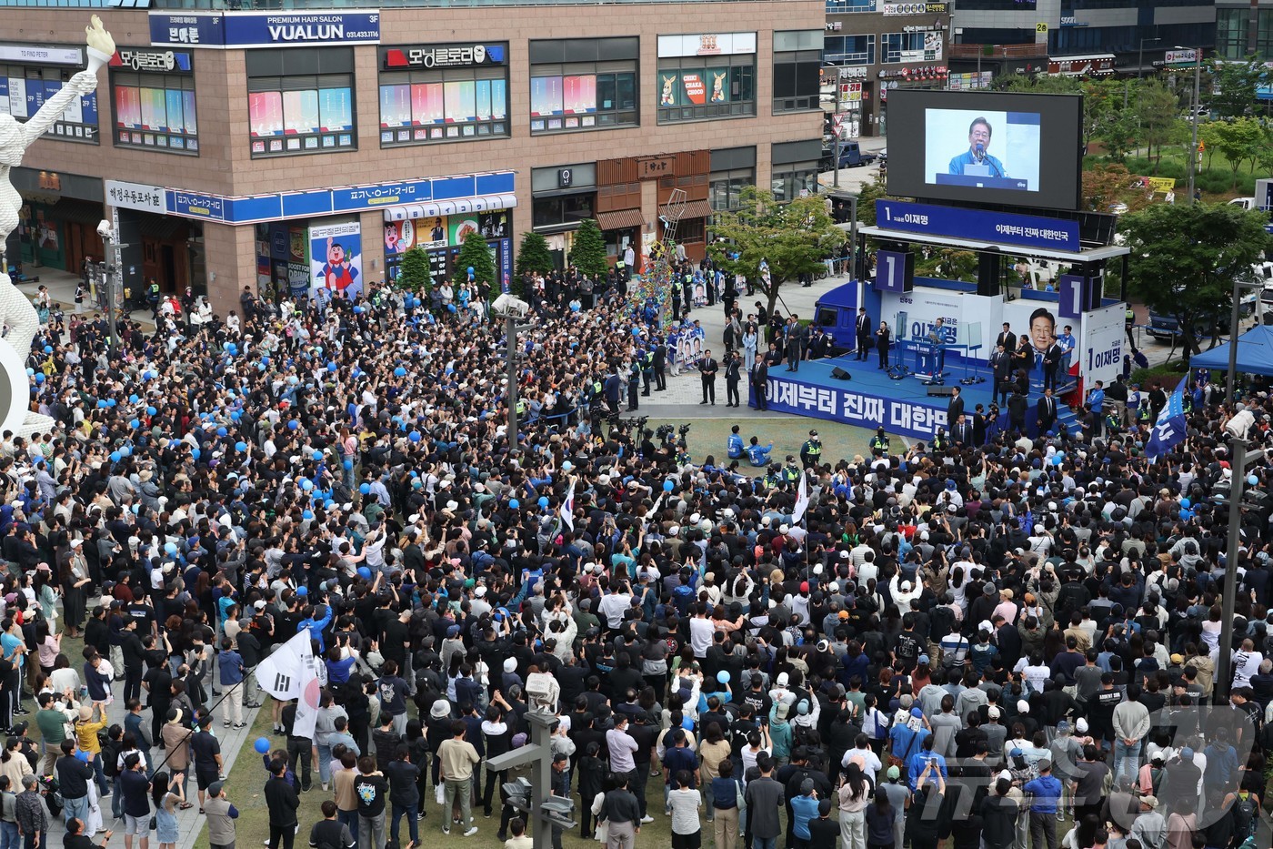 (시흥=뉴스1) 이재명 기자 = 이재명 더불어민주당 대선 후보가 24일 경기 시흥 배곧아브뉴프랑 센트럴광장에서 열린 유세에서 시민들에게 지지를 호소하고 있다.(공동취재) 2025. …