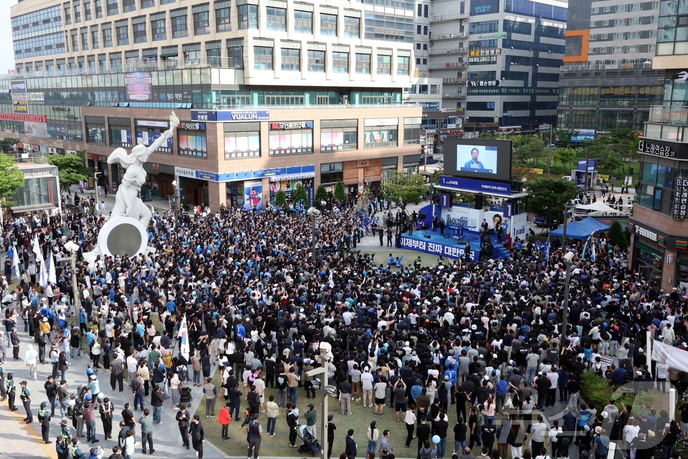 (시흥=뉴스1) 이재명 기자 = 이재명 더불어민주당 대선 후보가 24일 경기 시흥 배곧아브뉴프랑 센트럴광장에서 열린 유세에서 시민들에게 지지를 호소하고 있다. (공동취재) 2025 …