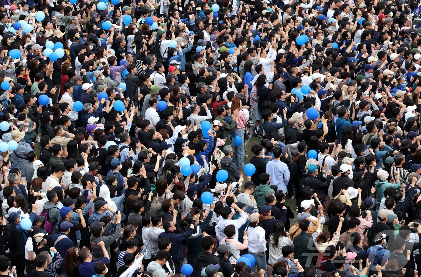 (시흥=뉴스1) 이재명 기자 = 이재명 더불어민주당 대선 후보가 24일 경기 시흥 배곧아브뉴프랑 센트럴광장에서 유세를 하고 있는 가운데 시민들이 이 후보의 이름을 연호하고 있다. …