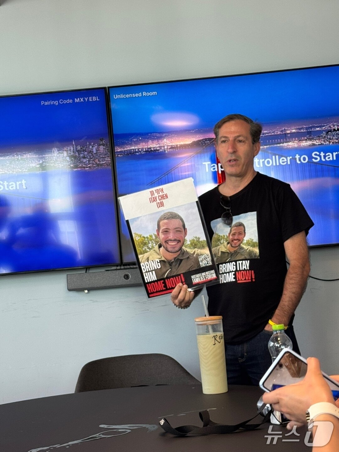 본문 이미지 - 2023년 10월7일 하마스의 이스라엘 공격 당시 인질로 끌려간 이스라엘군(IDF) 소속 군인 이타이 첸(당시 19세)의 아버지 루비 첸이 이스라엘 텔아비브에서 한국 기자단과 만났다. ⓒ News1 (텔아비브=뉴스1) 김예슬 기자