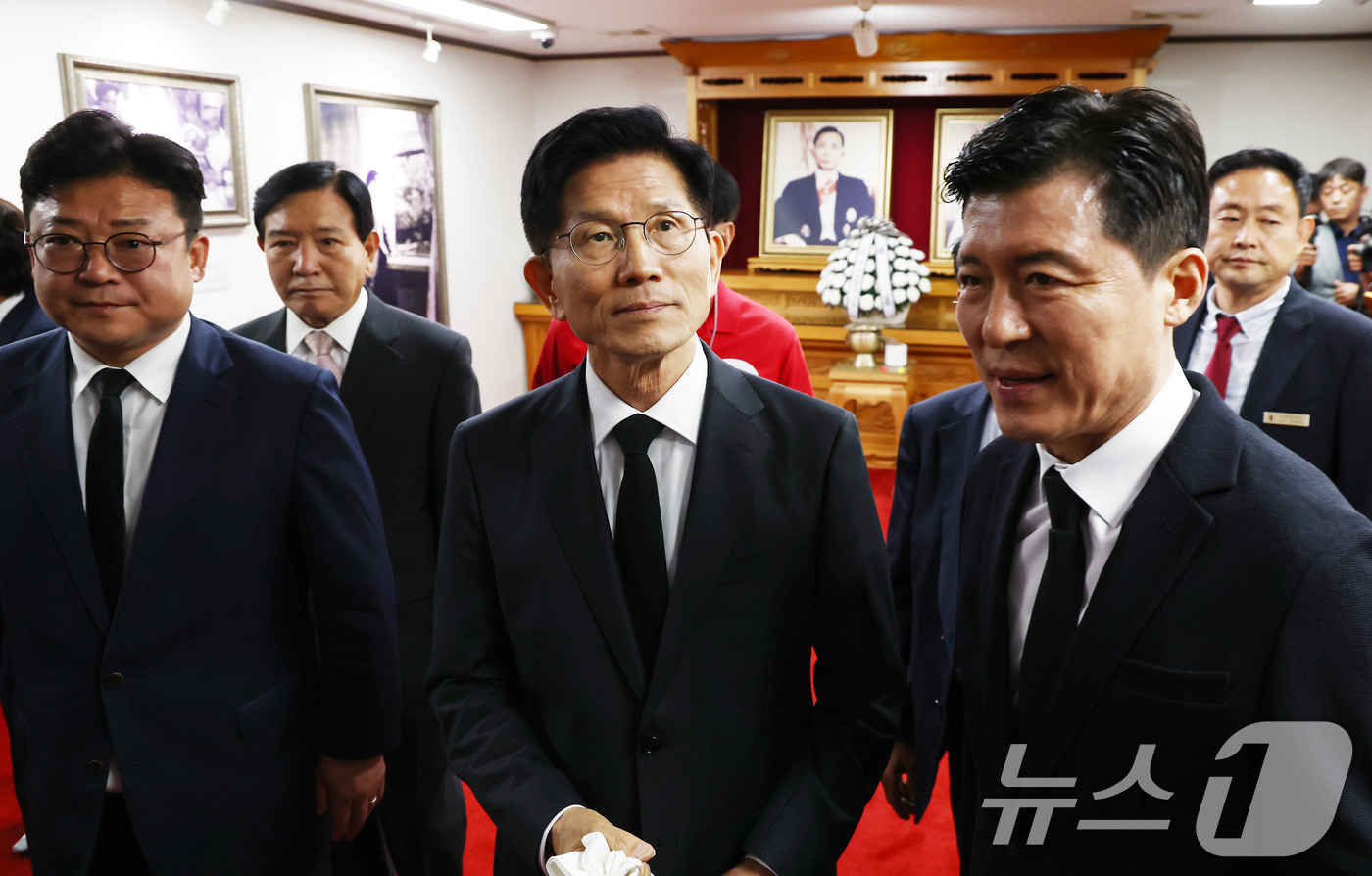 (구미=뉴스1) 김민지 기자 = 김문수 국민의힘 대통령 후보가 24일 경북 구미시 박정희 전 대통령 생가를 찾아 참배를 마치고 나서고 있다. 2025.5.24/뉴스1