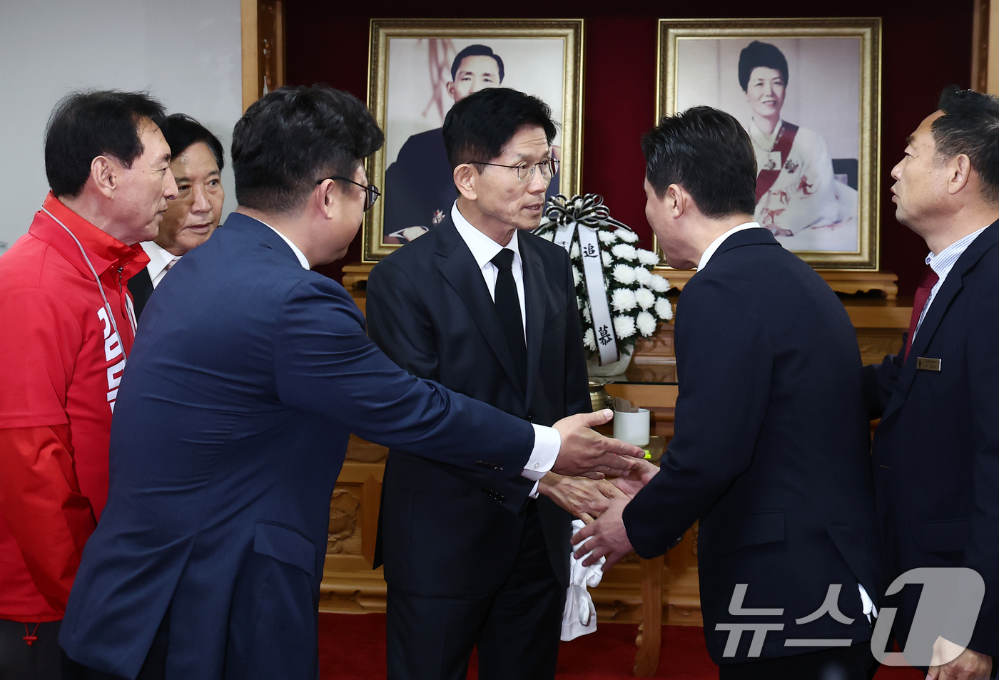 (구미=뉴스1) 김민지 기자 = 김문수 국민의힘 대통령 후보가 24일 경북 구미시 박정희 전 대통령 생가를 찾아 참배를 마치고 나서고 있다. 2025.5.24/뉴스1