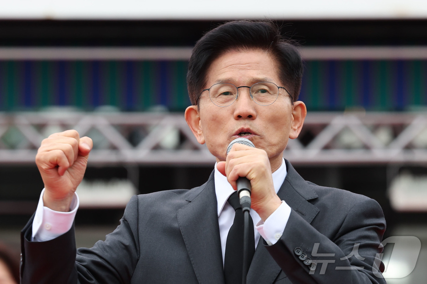 (구미=뉴스1) 김민지 기자 = 김문수 국민의힘 대통령 후보가 24일 경북 구미시 박정희 전 대통령 생가 인근에서 집중유세를 하고 있다. (공동취재) 2025.5.24/뉴스1