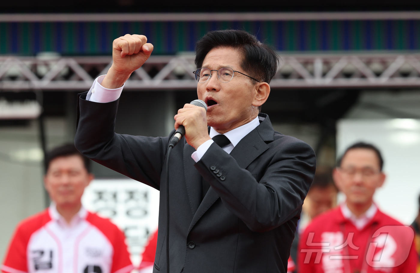 (구미=뉴스1) 김민지 기자 = 김문수 국민의힘 대통령 후보가 24일 경북 구미시 박정희 전 대통령 생가 인근에서 집중유세를 하고 있다. (공동취재) 2025.5.24/뉴스1