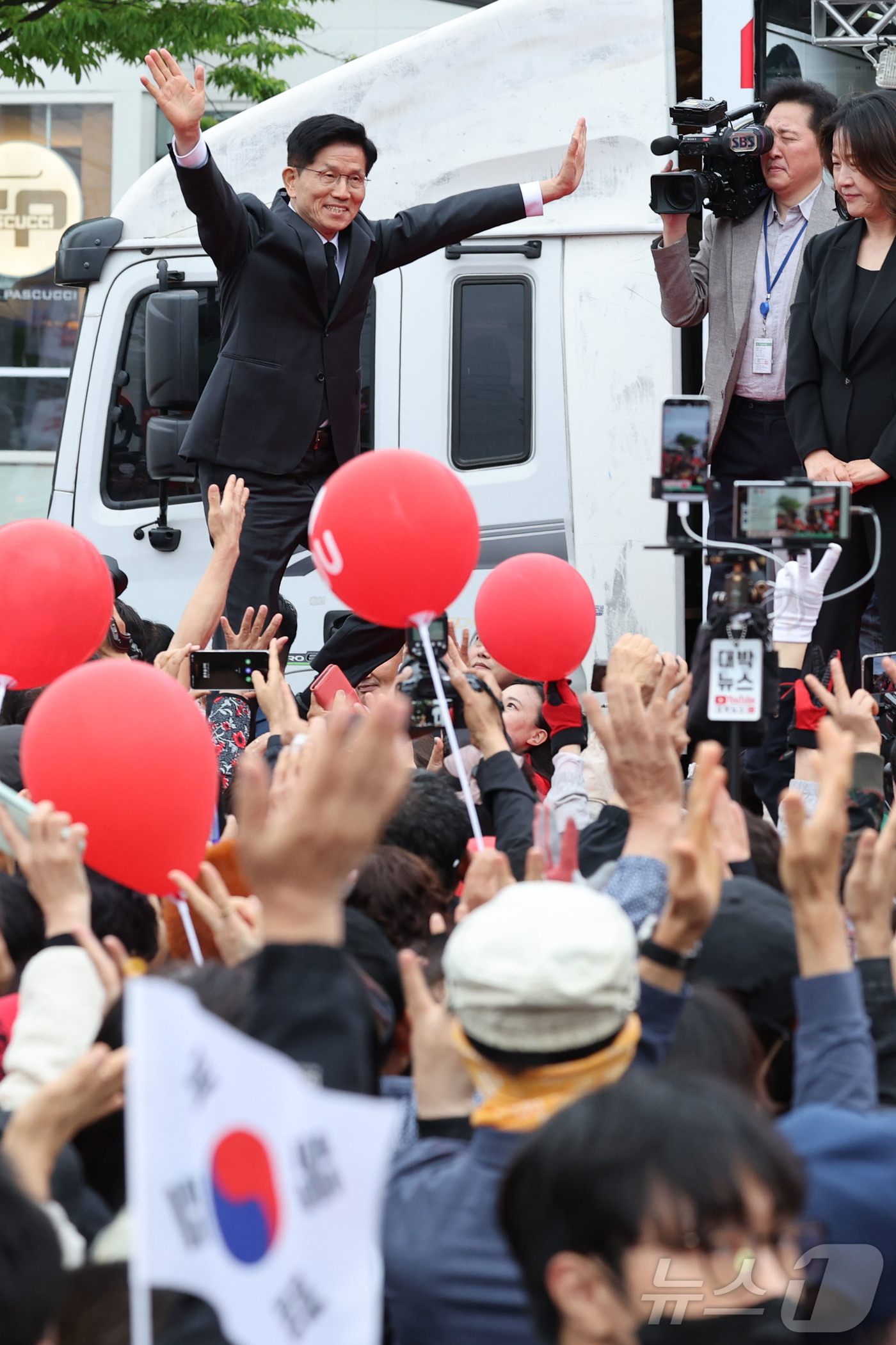 (구미=뉴스1) 김민지 기자 = 김문수 국민의힘 대통령 후보가 24일 경북 구미시 박정희 전 대통령 생가 인근에서 집중유세를 하고 있다. (공동취재) 2025.5.24/뉴스1