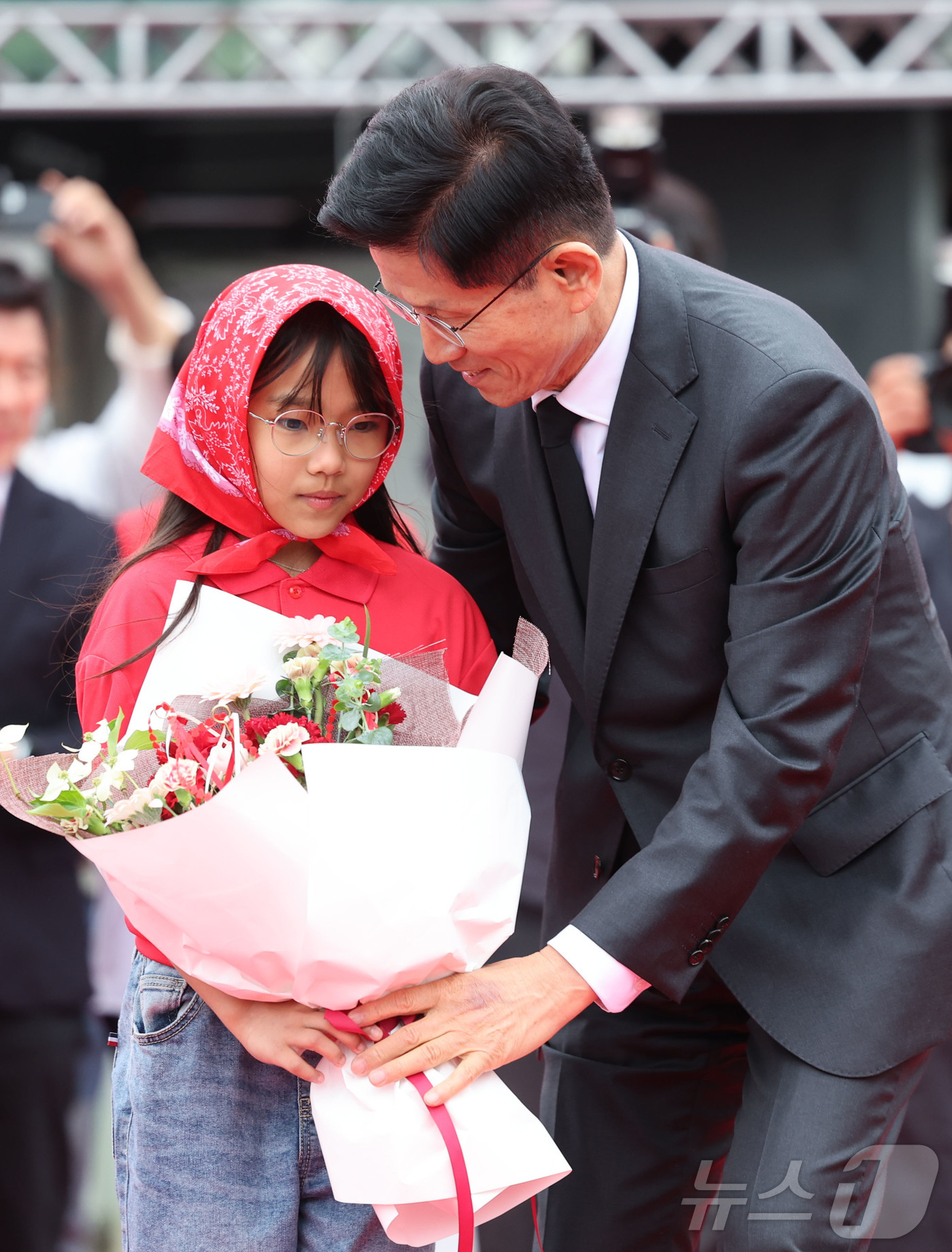 (구미=뉴스1) 김민지 기자 = 김문수 국민의힘 대통령 후보가 24일 경북 구미시 박정희 전 대통령 생가 인근에서 열린 집중유세에서 어린이에게 꽃다발을 받고 있다. (공동취재) 2 …