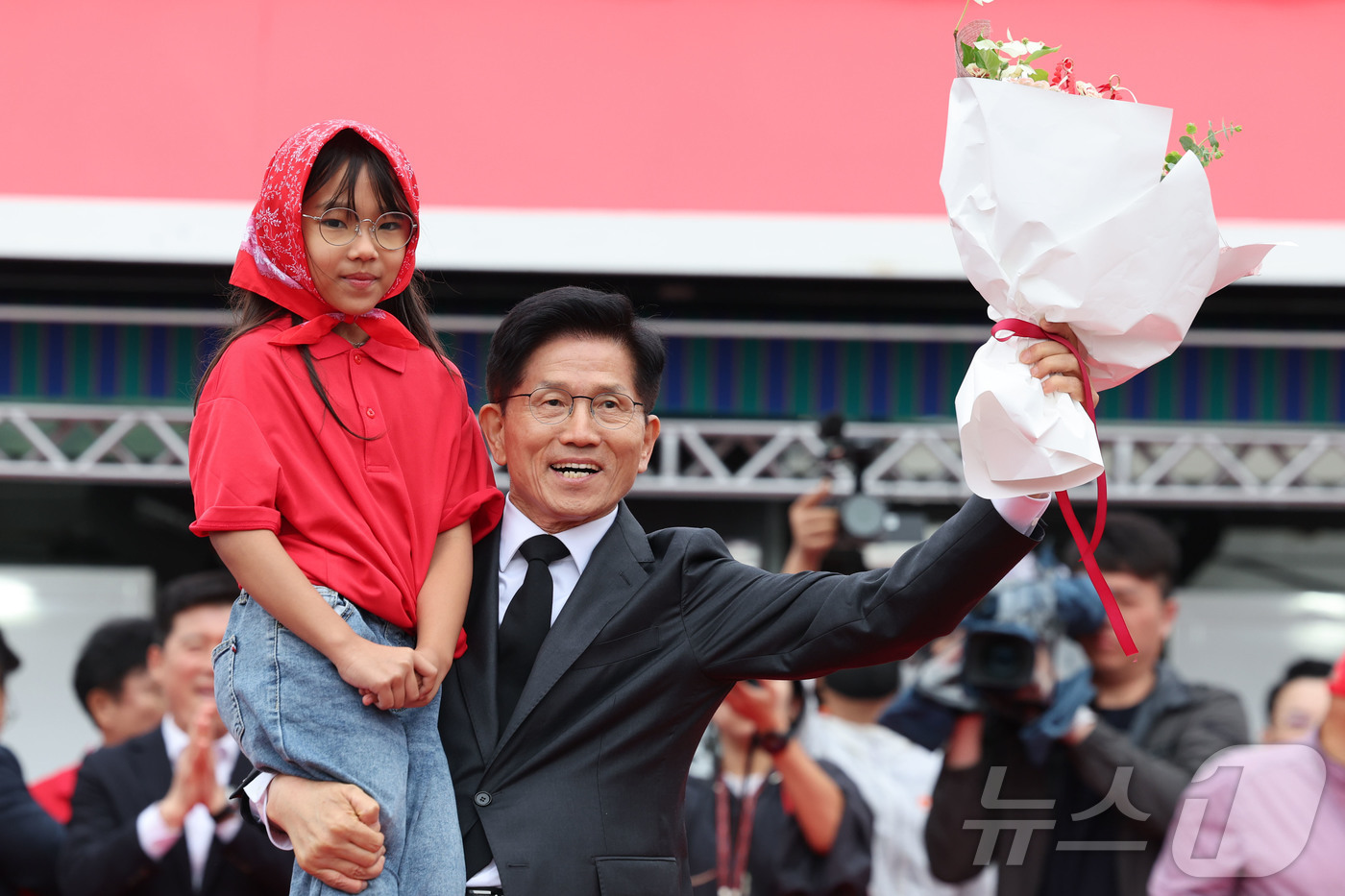 (구미=뉴스1) 김민지 기자 = 김문수 국민의힘 대통령 후보가 24일 경북 구미시 박정희 전 대통령 생가 인근에서 열린 집중유세에서 어린이를 안아 들고 있다. (공동취재) 2025 …