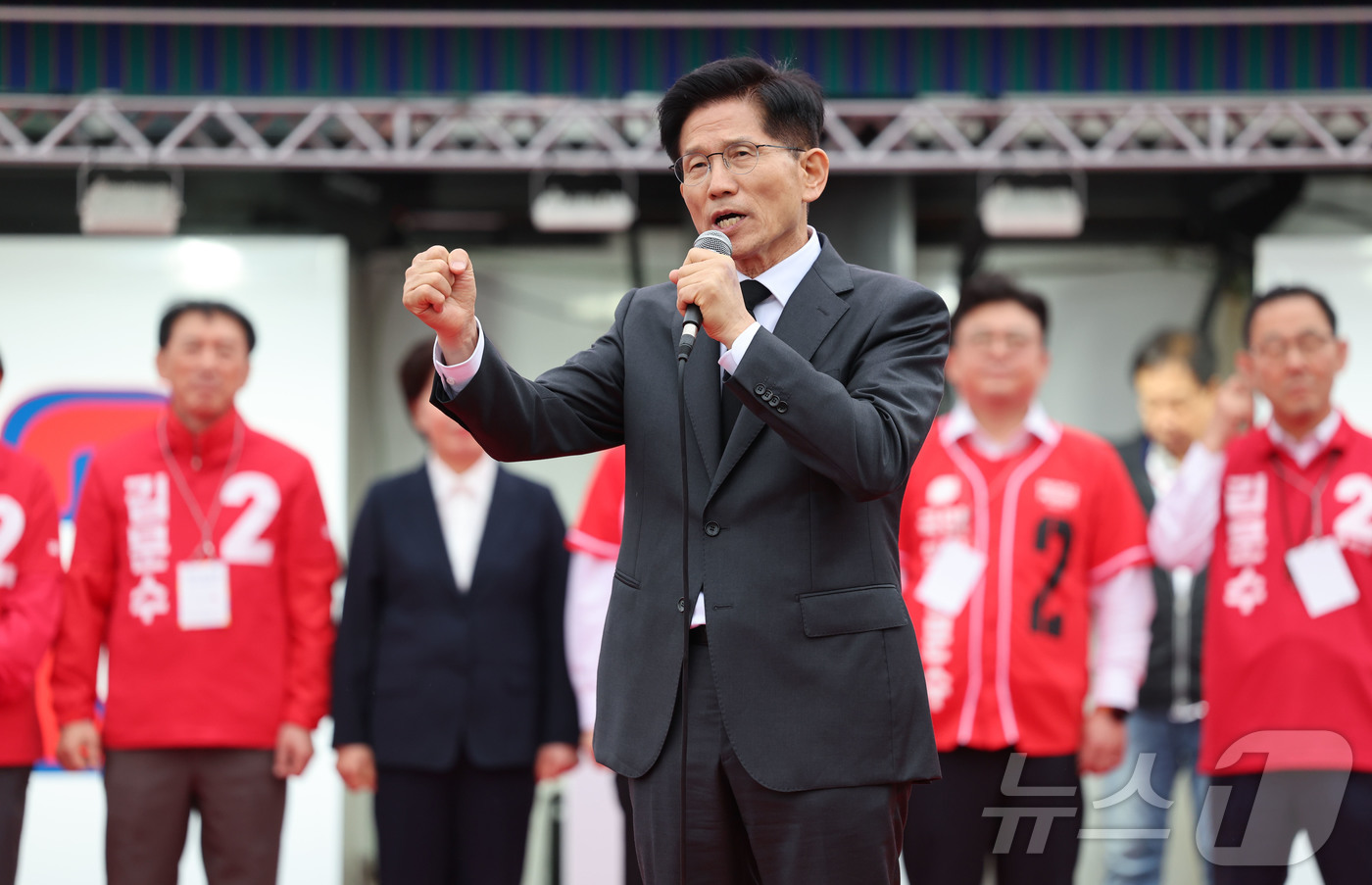 (구미=뉴스1) 김민지 기자 = 김문수 국민의힘 대통령 후보가 24일 경북 구미시 박정희 전 대통령 생가 인근에서 집중유세를 하고 있다. (공동취재) 2025.5.24/뉴스1